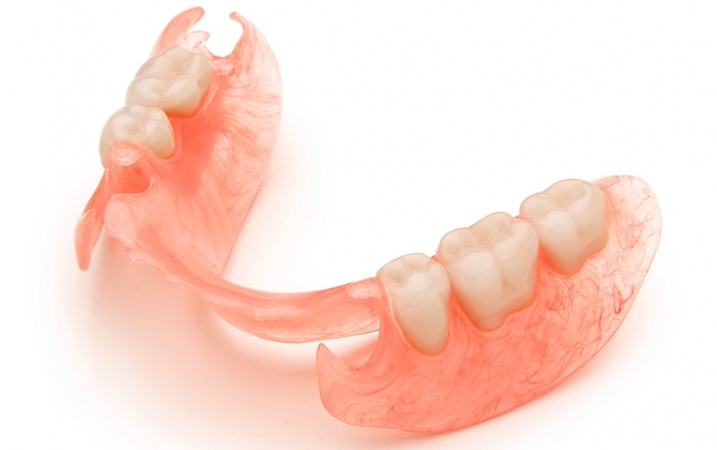 Зубной протез из нейлона